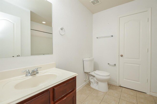 Building Photo - 2707 Roaring Oaks Ln