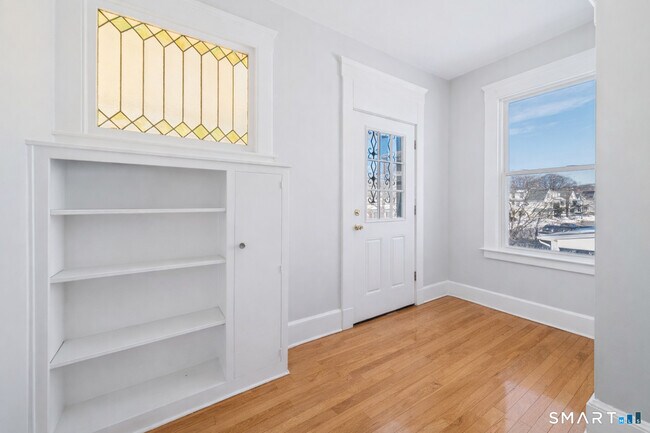 Building Photo - 196 Center St