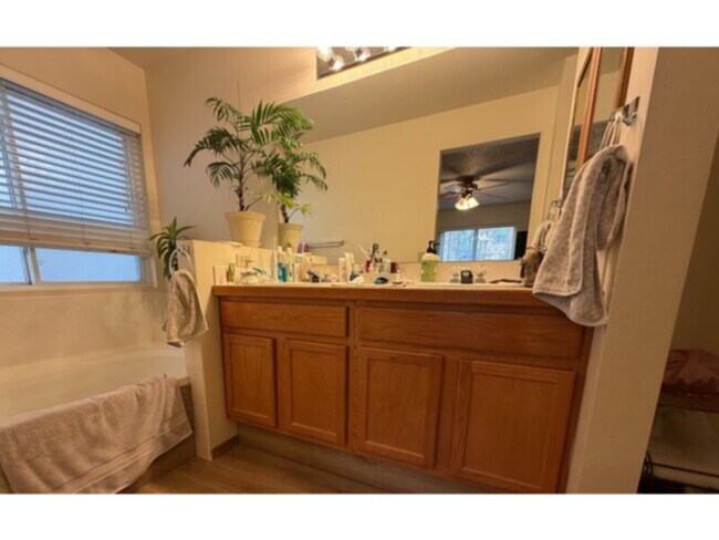 Building Photo - Northeast 3 Bedroom Home For Rent!