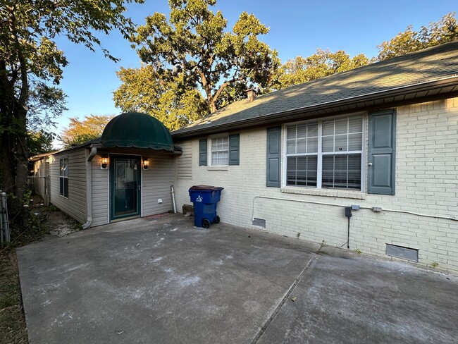 Building Photo - Gorgeous Remodeled Home - 2 Bed, 1 Bath, 1...