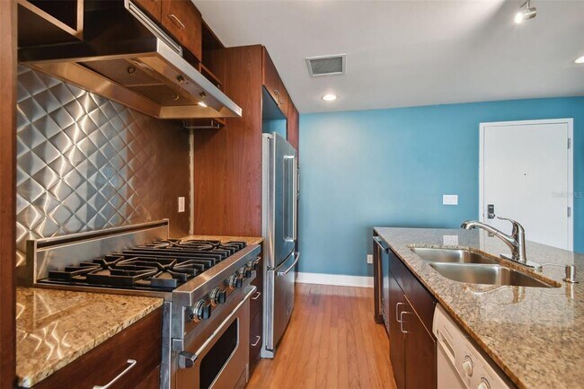 Building Photo - 1208 E Kennedy Blvd