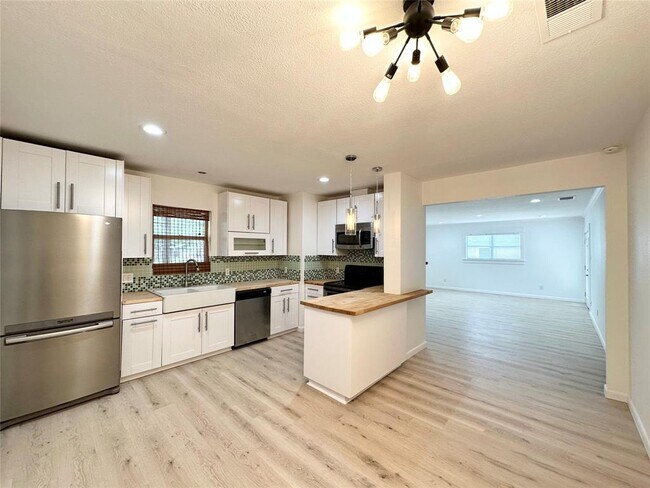 Building Photo - 5903 Eureka Dr