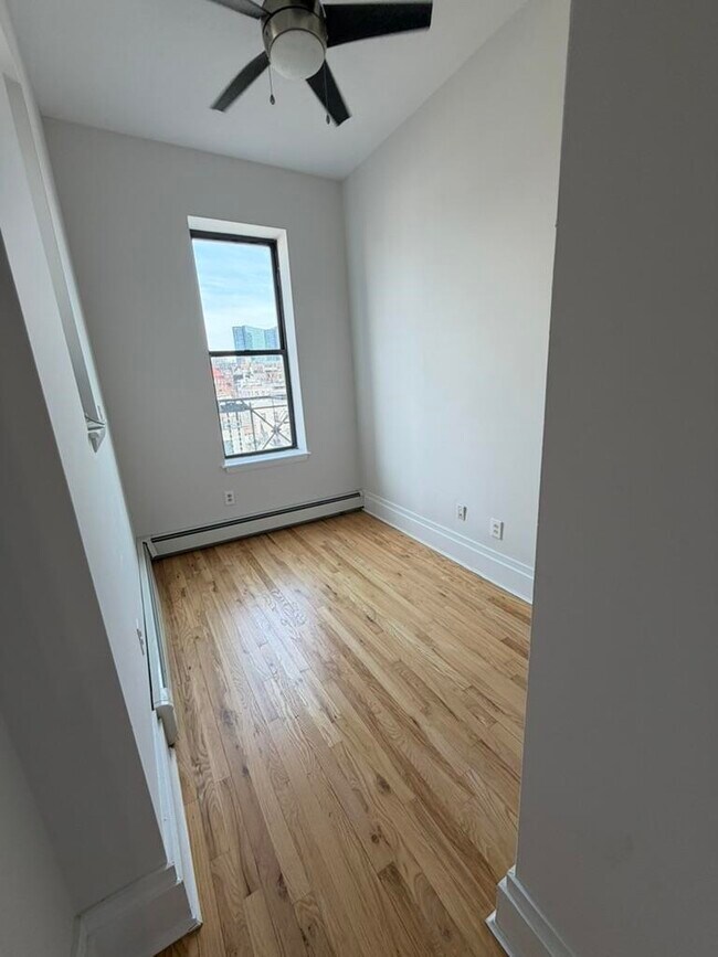 Building Photo - 805 Park Ave