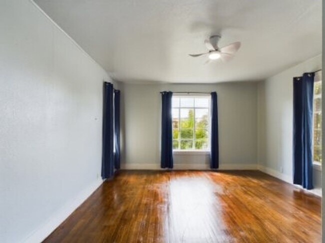 Building Photo - Cozy three bedroom in Hye Texas