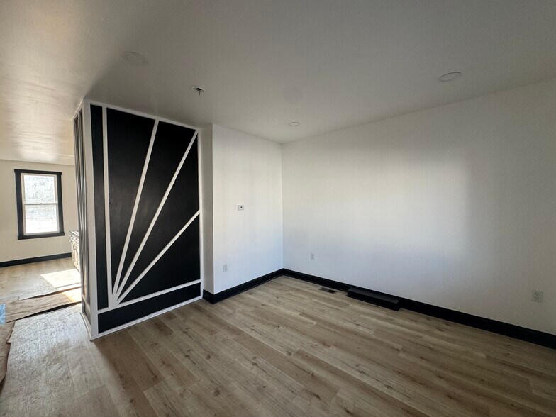 Building Photo - 226 E 16th Ave