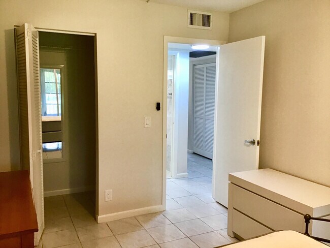 Building Photo - 1004 Newcastle A