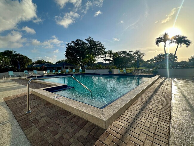 Building Photo - 305 Club Dr