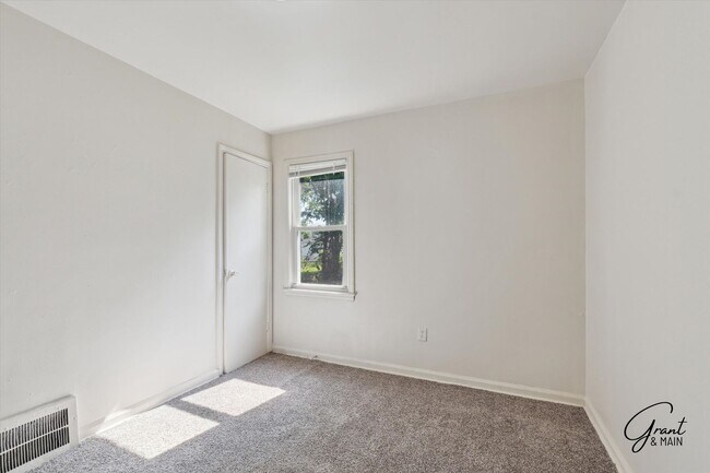Building Photo - $1250 3 bedroom bungalow