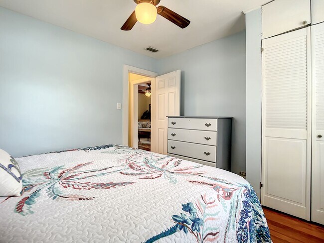 Building Photo - Charming Carriage House