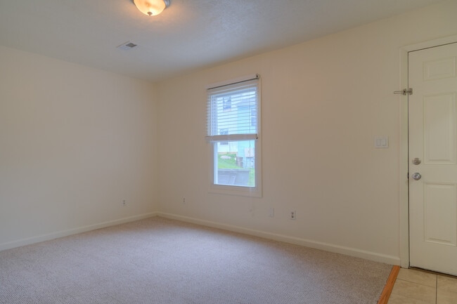 Building Photo - 140 Clover Valley Cir