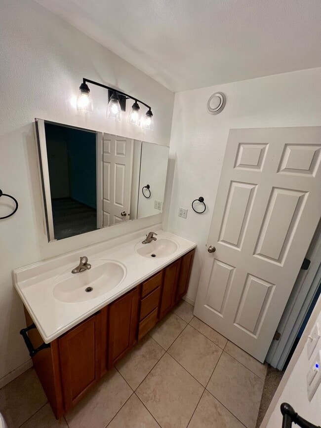 Building Photo - 3-Bedroom Home in North Pole / 2 Car Garag...