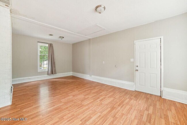 Building Photo - 210 Stillwood Dr