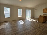 Building Photo - Spacious 4 bedroom home