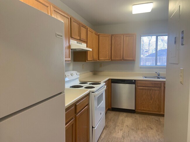 Building Photo - 3 BR/2 BA townhouse with neighborhood pool...