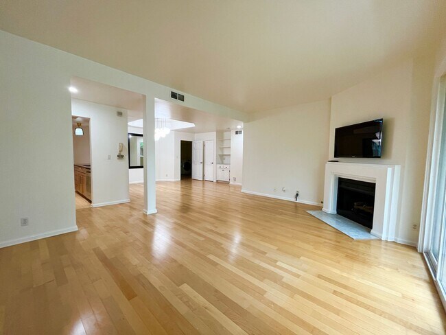 Building Photo - Located in Century City Adjacent to Beverly Hills!