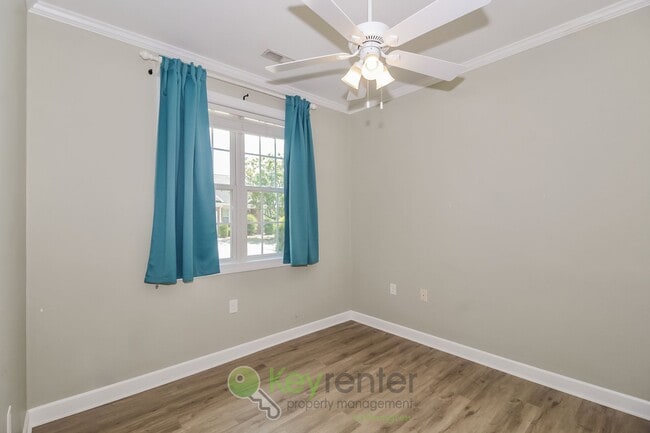 Building Photo - Gorgeous  Townhome - 2 Br/2 Bath, Pet-Friendly. Just  a short walk from UNCW in Wilmington!