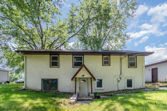 Building Photo - Spacious 5bed|2bath Home w/ Large Backyard & Garage