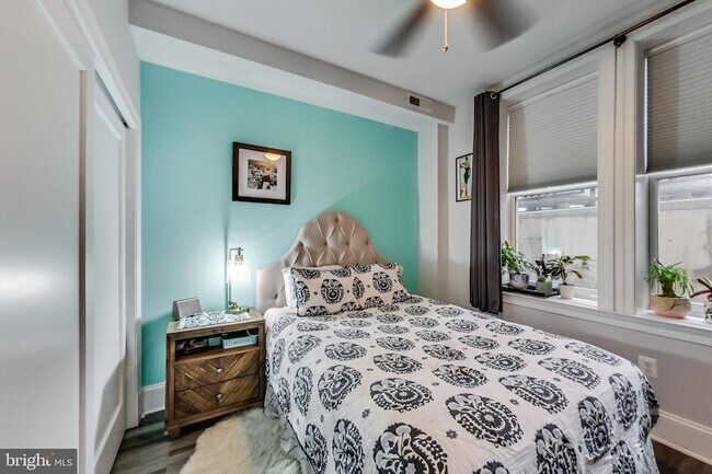 Building Photo - 819 D St NE