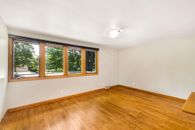 Building Photo - 214 E Spooner Rd