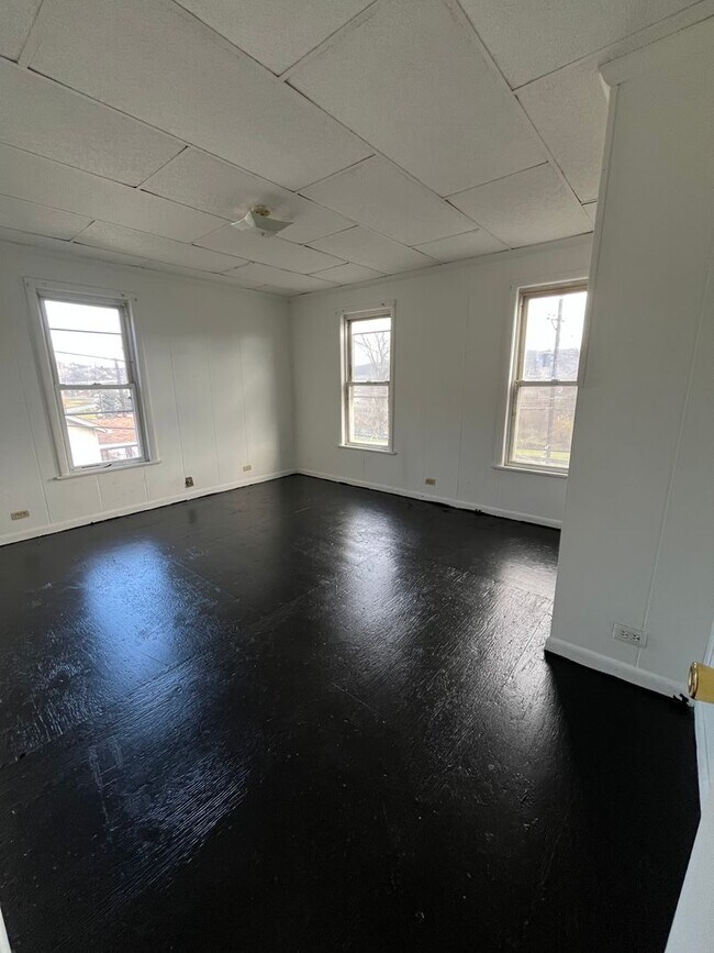 Building Photo - 2029 Commercial Ave