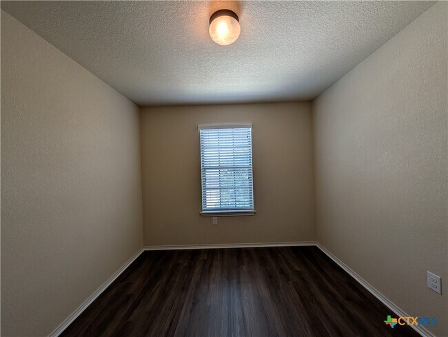 Building Photo - 622 Creekside Cir