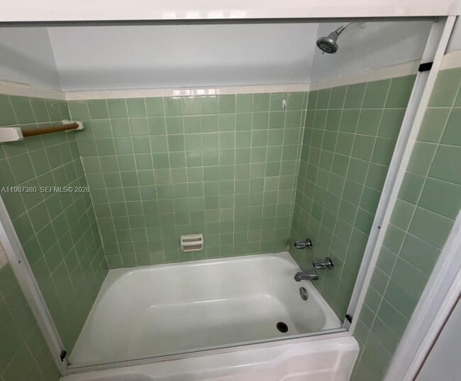 Building Photo - 311 SW 11th Ct