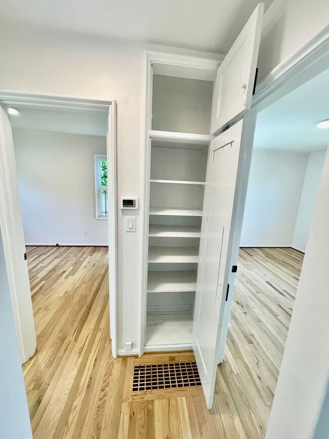 Building Photo - Modern and Bright 3Bd/1B Home | Washer & D...
