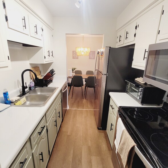 Building Photo - 253 White Oak Rd