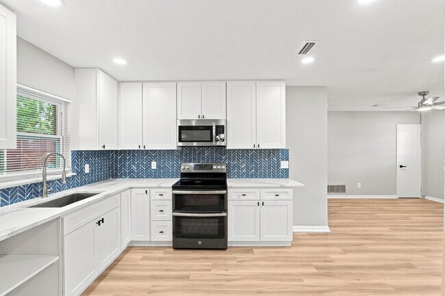 Building Photo - 7968 Renault Dr