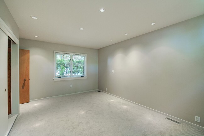Building Photo - 1605 73rd Ave NE