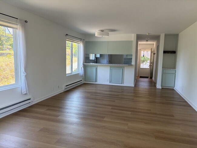 Building Photo - **Bright & Updated 2-Bedroom Condo with Water View in Friday Harbor!**