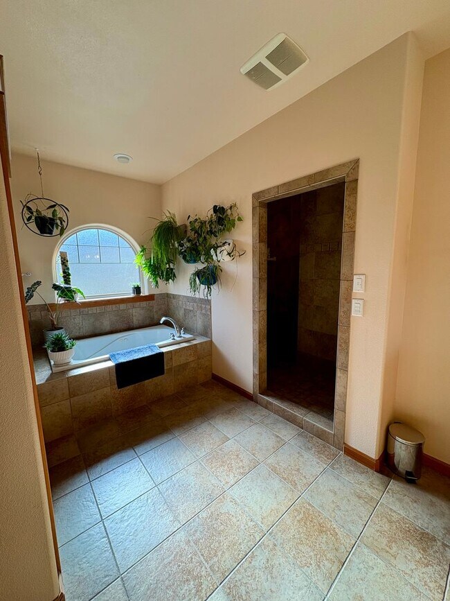 Building Photo - Spacious Luxury Home with Hardwood Floors & Outdoor Living