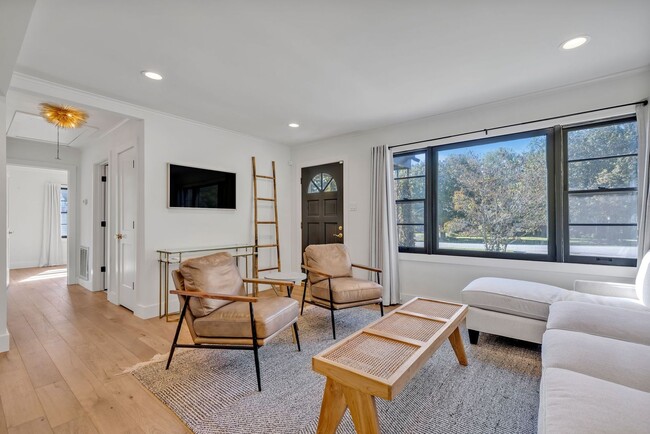 Building Photo - Beautifully furnished short-term rental in...