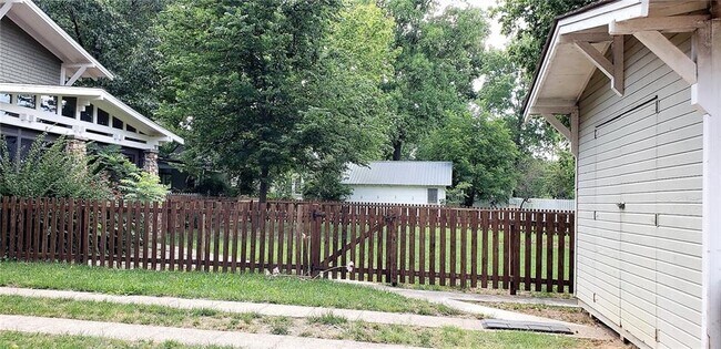 Building Photo - 606 W Central Ave