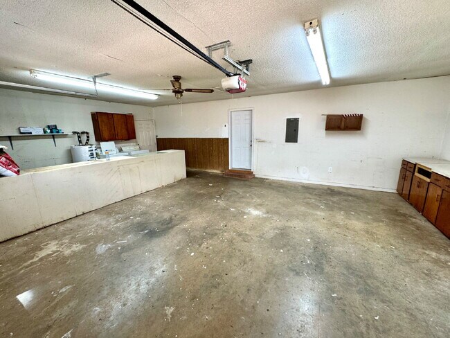 Building Photo - 3207 Cromwell Dr