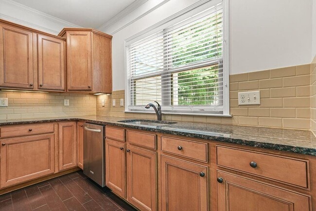 Building Photo - 2550 Sibley Dr