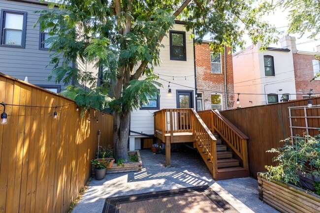 Building Photo - Beautifully Updated 4 Bed/3.5 Bath Row-Hom...