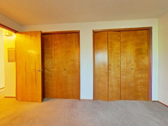 Building Photo - 2 Bedroom Apartment ~ Close to Campus