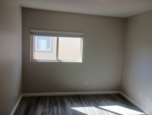 Building Photo - Room in House on Dashmoor Creek