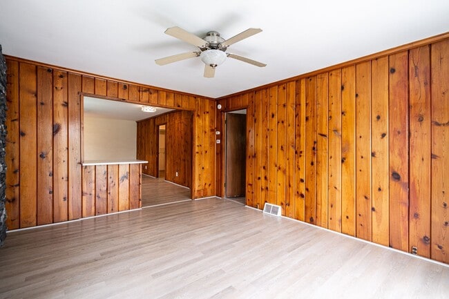 Building Photo - Beautiful 2 Bedroom Single Family on Paddock Lake