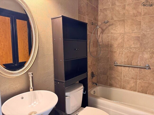 Building Photo - 1827 Eden Ln