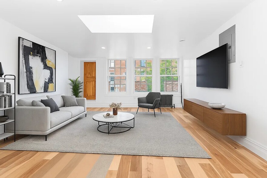 Building Photo - 28 W 11th St