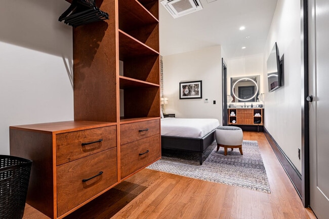 Building Photo - 1011 Canal St