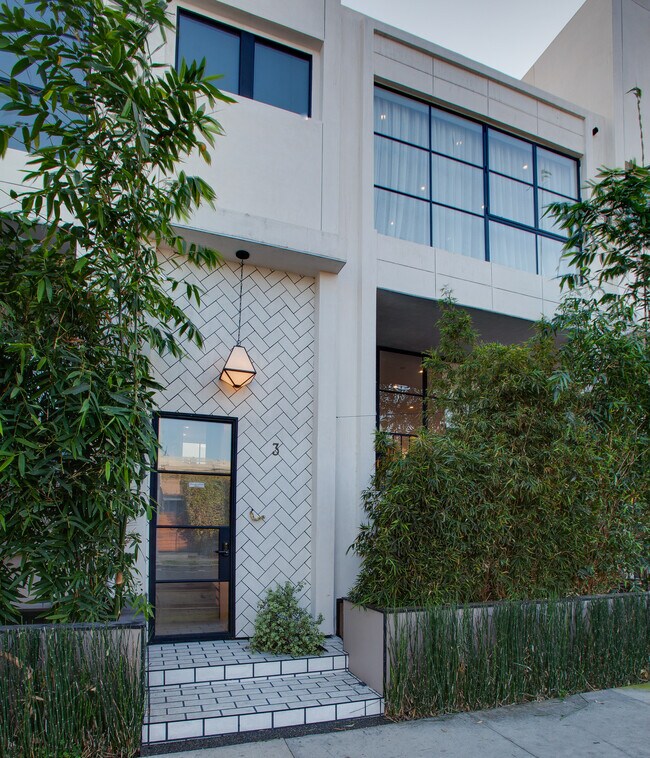 Building Photo - 6688 Fountain Ave