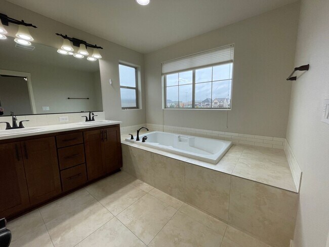 Building Photo - Lovely North Plains 4Bd 2.5Ba Home with Ja...