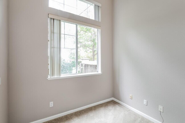 Building Photo - 572 Blackwood Terrace