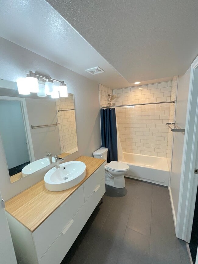 Building Photo - 6 Bedroom Home Available Near North Gate B...