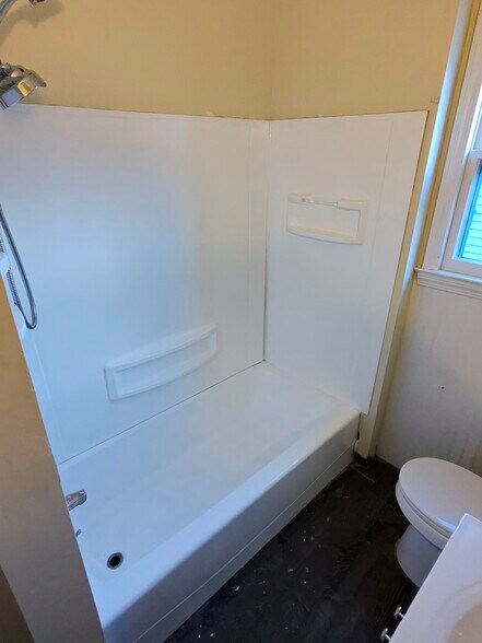 Building Photo - 142 Hillside Ave