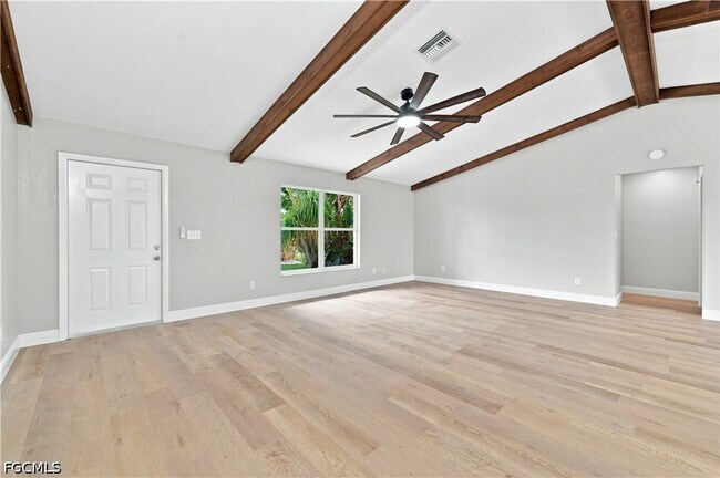 Building Photo - 903 SE 20th Ct