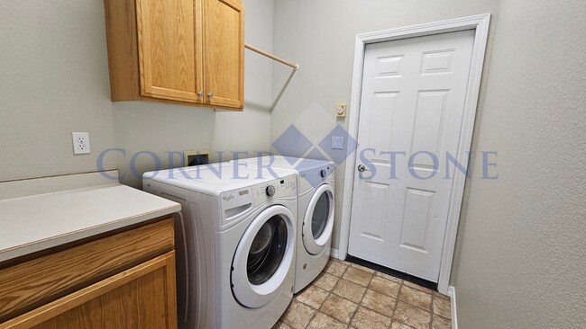 Building Photo - Spacious Home with Large Garage!